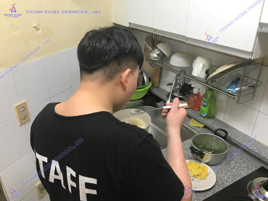 Ăn vội bữa đêm lúc 1h30 sáng sau khi đi làm về khuya.