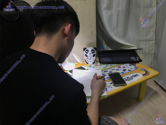 Học sinh học khuya, sau giờ khi làm về