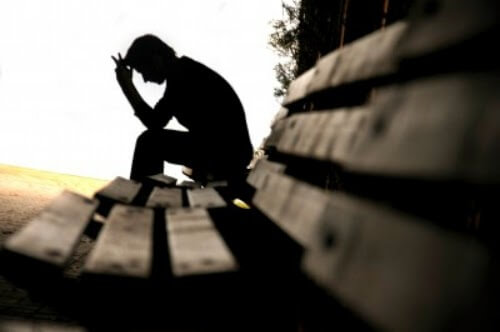 Bạn trai đã phải suy nghĩ và khóc rất nhiều, trước khi quyết định bỏ trốn để kiếm tiền trả nợ cho gia đình ở nhà (ảnh minh họa)