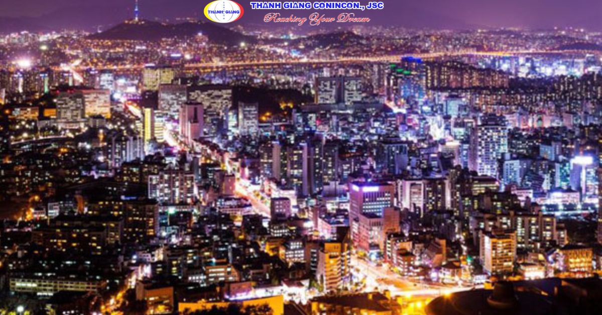 Cảnh dòng người tấp nập